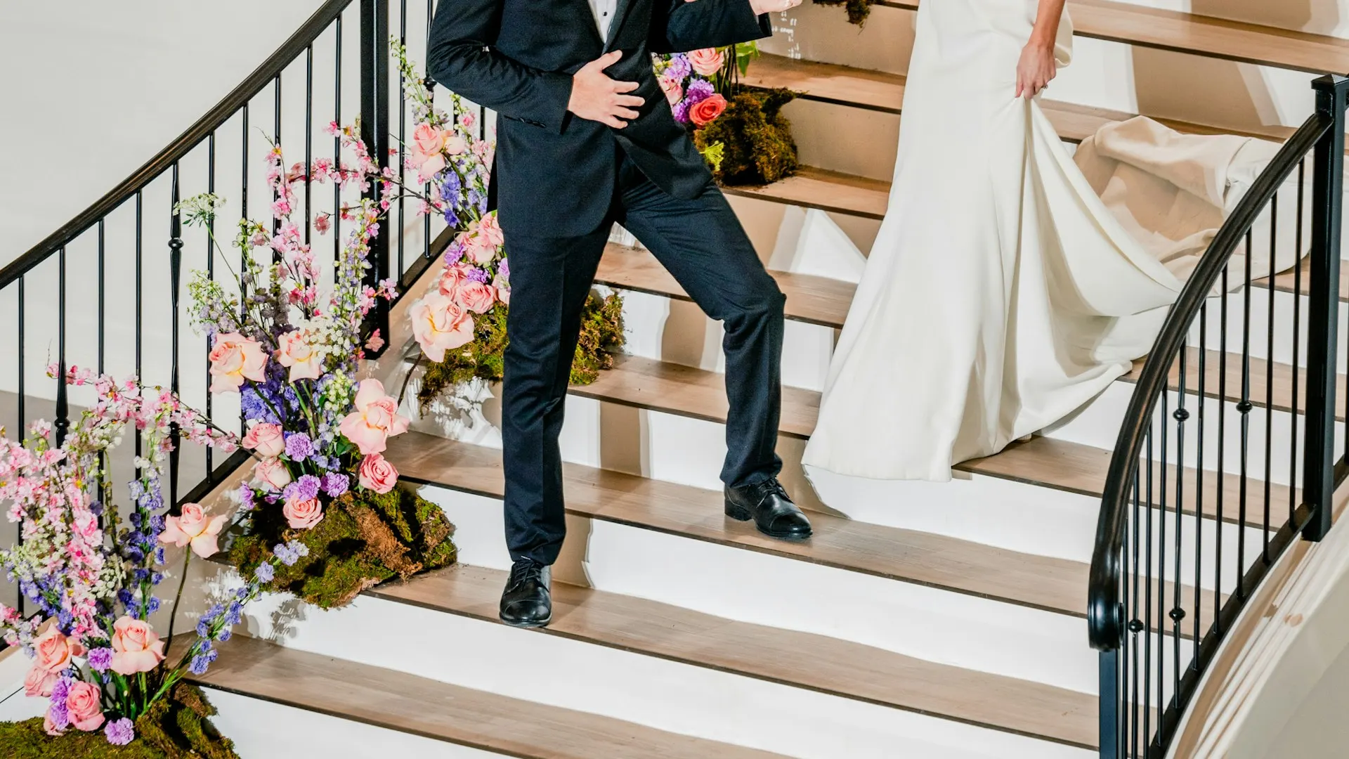 Gelin ve damat merdivenlerden iniyor