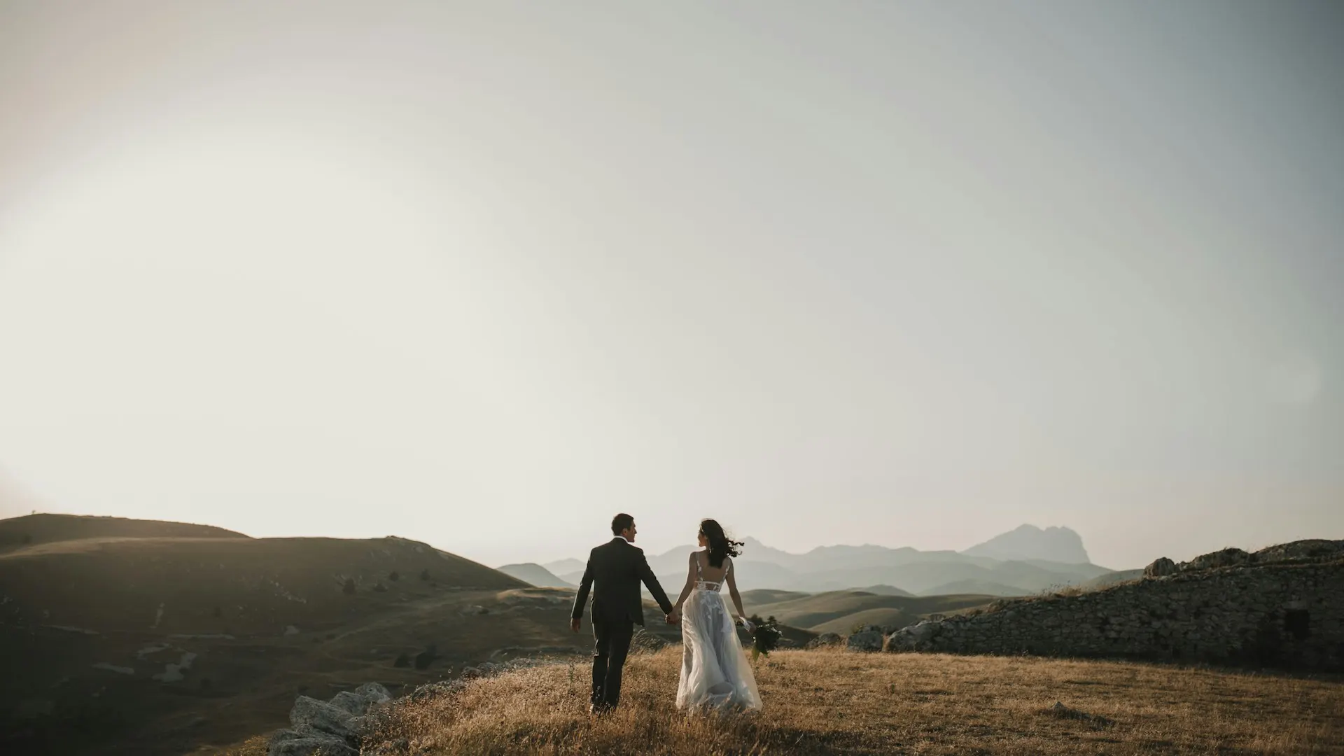 Gelin ve damat dağ tepesinde yan yana yürüyor